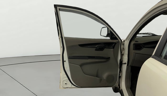 2016 Mahindra Kuv100 K4 6 STR, CNG, Manual, 49,693 km, LHS Front Door