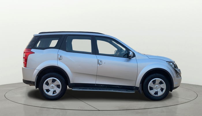 2017 Mahindra XUV500 W6, Diesel, Manual, 1,18,431 km, Right Side View