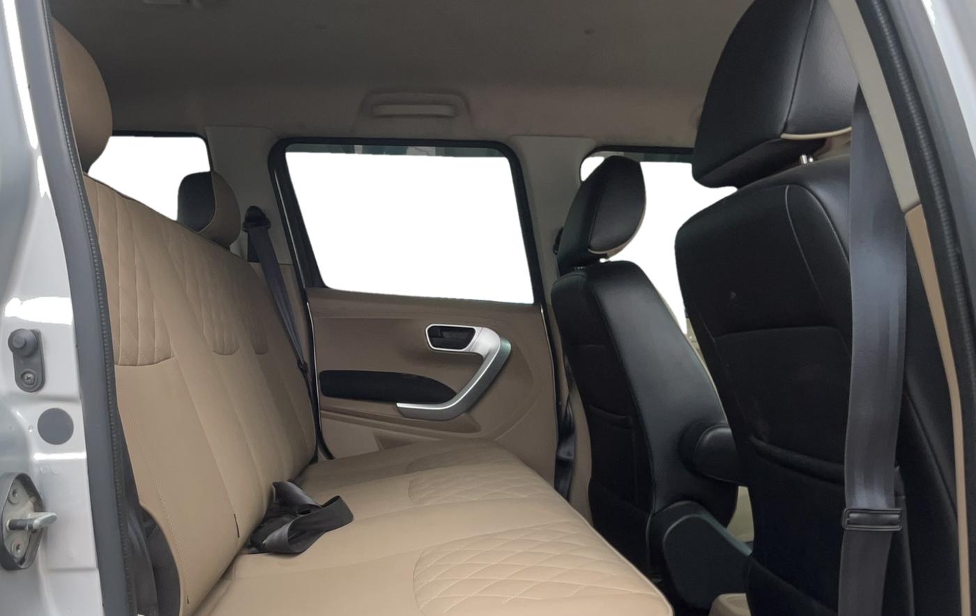 2017 Mahindra TUV300 T10, Diesel, Manual, 1,16,846 km, Right Side Rear Door Cabin