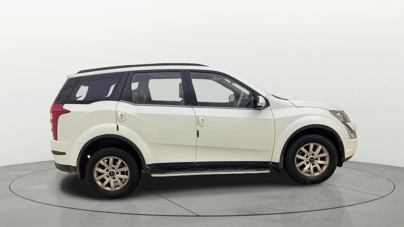 2016 Mahindra XUV500 W10 AT, Diesel, Automatic, 1,22,669 km, Right Side View