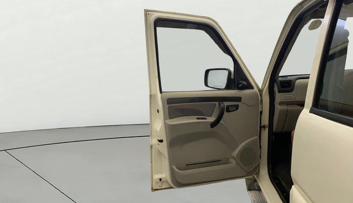 2017 Mahindra Scorpio S4 PLUS 1.99 INTELLI-HYBRID, Diesel, Manual, 61,856 km, LHS Front Door