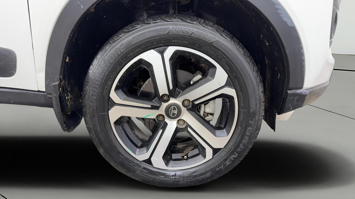 2023 Tata NEXON XMA PLUS SUNROOF PETROL, Petrol, Automatic, 28,017 km, Right Front Wheel