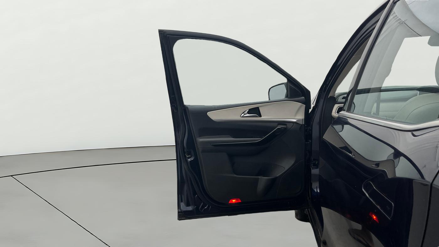 2022 Mahindra XUV700 AX 7 P AT 7 STR, Petrol, Automatic, 49,195 km, LHS Front Door