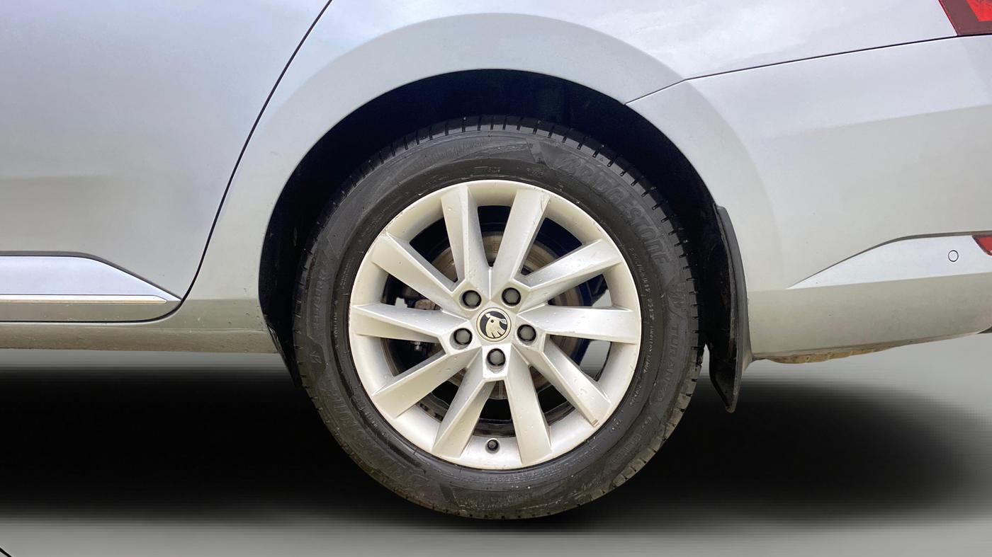 2018 Skoda Superb L&K 1.8 TSI AT, Petrol, Automatic, 70,106 km, Left Rear Wheel