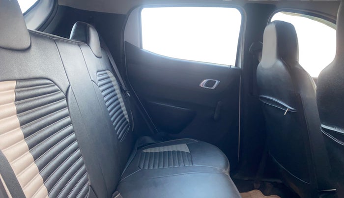 2018 Renault Kwid RXT 1.0 (O), Petrol, Manual, 29,574 km, Right Side Rear Door Cabin