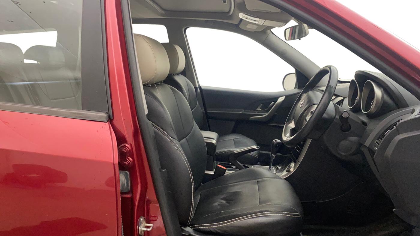 2019 Mahindra XUV500 W9 AT, Diesel, Automatic, 61,586 km, Right Side Front Door Cabin