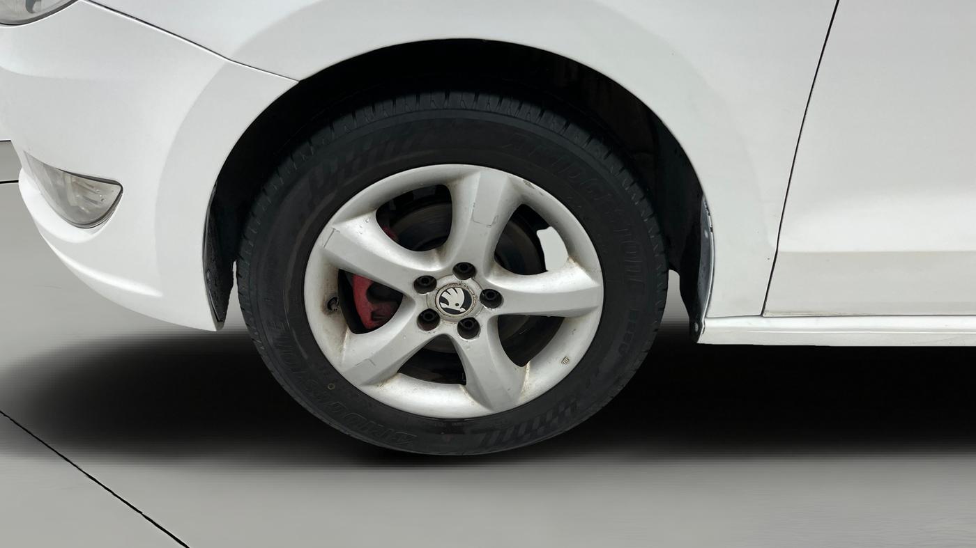 2015 Skoda Rapid AMBITION 1.6 MPI MT PLUS, Petrol, Manual, 67,754 km, Left Front Wheel
