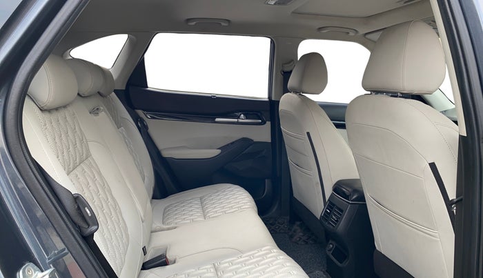2023 KIA SELTOS  HTX 1.5 PETROL MT, Petrol, Manual, 41,463 km, Right Side Rear Door Cabin