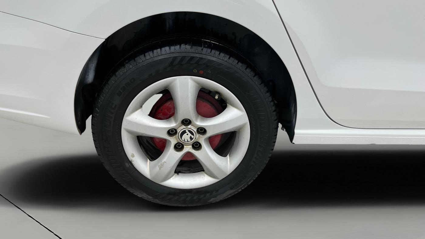 2015 Skoda Rapid AMBITION 1.6 MPI MT PLUS, Petrol, Manual, 67,754 km, Right Rear Wheel