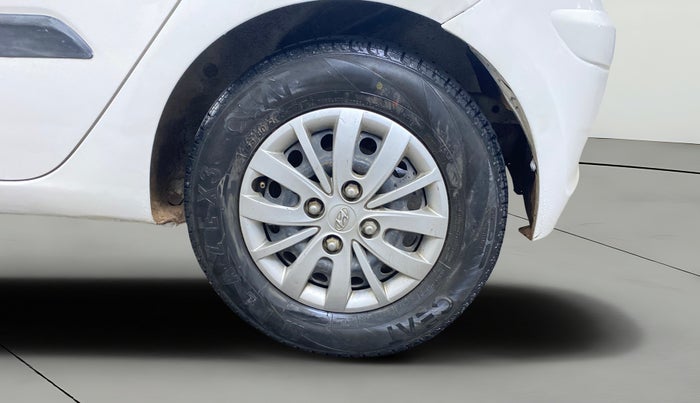 2016 Hyundai i10 SPORTZ 1.1, CNG, Manual, 64,201 km, Left Rear Wheel