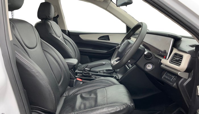 2023 Mahindra XUV700 AX 5 P AT 5 STR, Petrol, Automatic, 14,466 km, Right Side Front Door Cabin