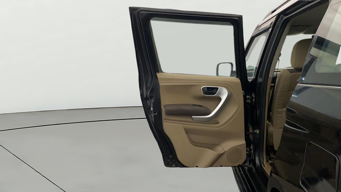 2016 Mahindra TUV300 T8, Diesel, Manual, 1,26,142 km, LHS Rear Door