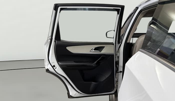 2022 Mahindra XUV700 AX 7 LUXURY P AT 7 STR, Petrol, Automatic, 48,653 km, LHS Rear Door