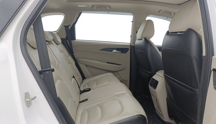 2021 MG HECTOR SHARP 1.5 PETROL CVT, Petrol, Automatic, 1,22,488 km, Right Side Rear Door Cabin