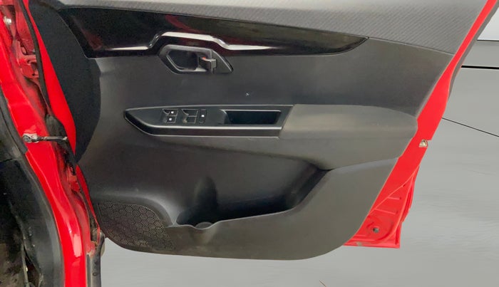 2018 Mahindra KUV 100 NXT K8 P 6 STR, CNG, Manual, 47,875 km, Driver Side Door Panels Control