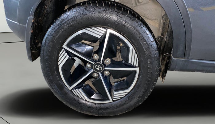 2024 Tata NEXON FEARLESS + SUNROOF DUAL TONE 1.2 PETROL, Petrol, Manual, 4,075 km, Right Rear Wheel