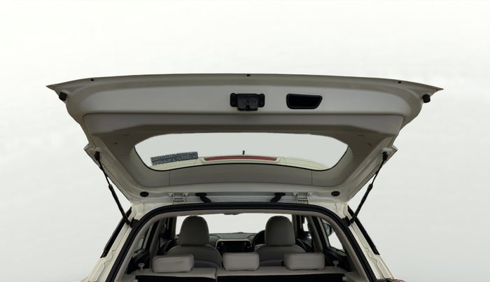 2022 Mahindra XUV300 W8 (O) 1.2 PETROL AMT, Petrol, Automatic, 39,378 km, Boot Door Open