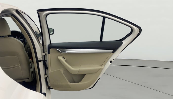 2019 Skoda Octavia STYLE 1.8 TSI AT, Petrol, Automatic, 1,12,805 km, RHS Rear Door