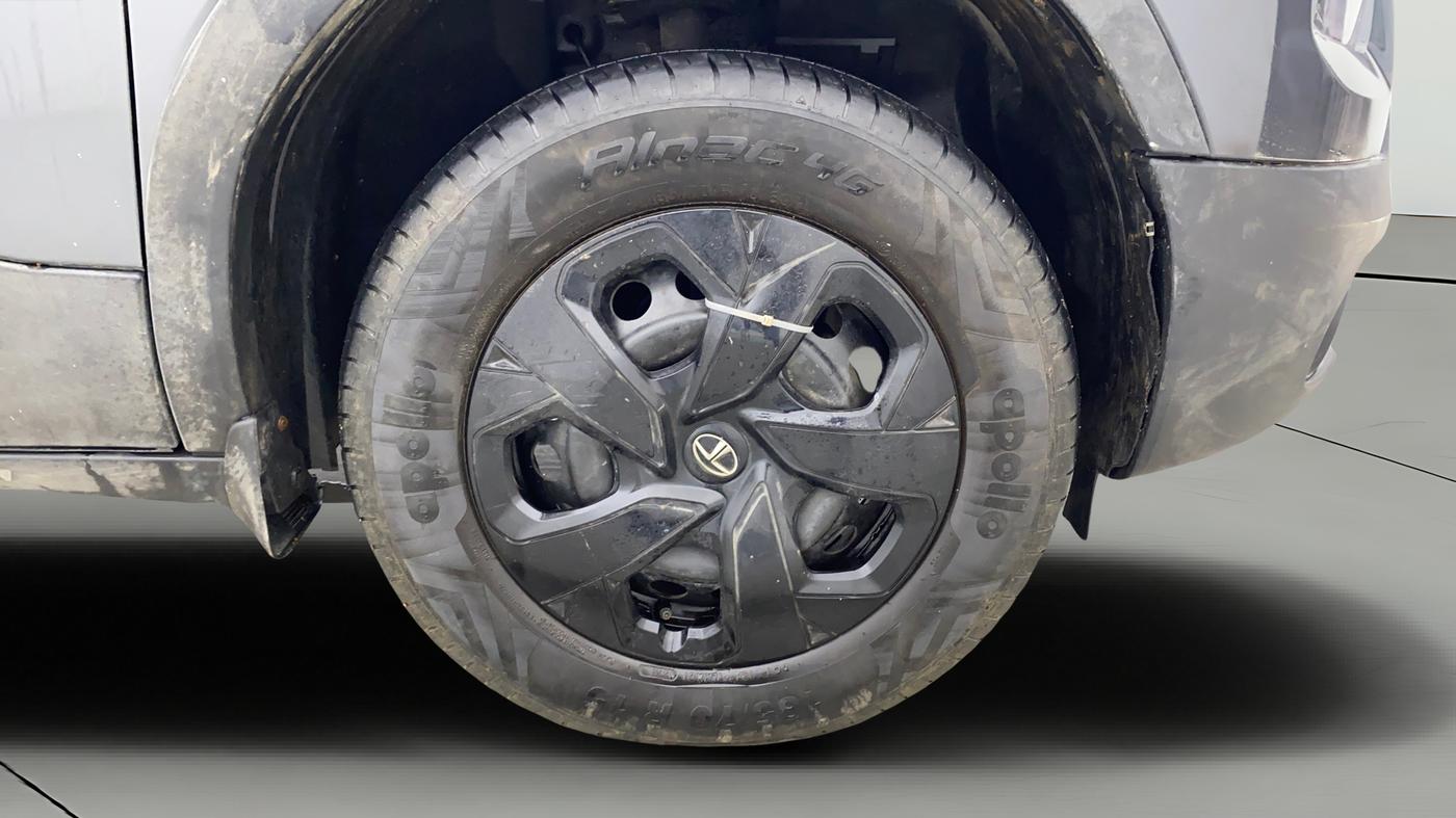 2021 Tata PUNCH ADVENTURE AMT, Petrol, Automatic, 10,008 km, Right Front Wheel