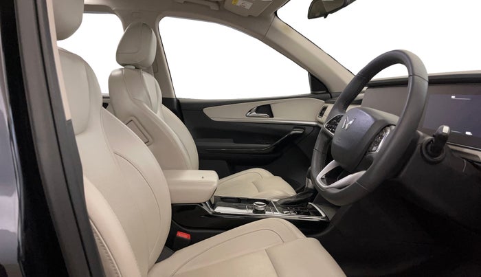 2023 Mahindra XUV700 AX 7 LUXURY P AT 7 STR, Petrol, Automatic, 14,877 km, Right Side Front Door Cabin