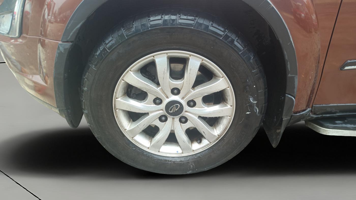 2019 Mahindra XUV500 W9, Diesel, Manual, 1,21,839 km, Left Front Wheel
