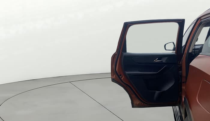 2024 Mahindra XUV700 AX 7 LUXURY P AT 7 STR, Petrol, Automatic, 28,763 km, LHS Rear Door