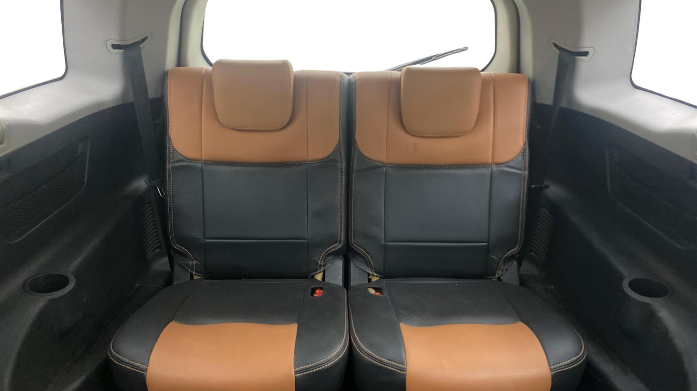 2020 Mahindra XUV500 W9 AT, Diesel, Automatic, 1,21,434 km, Third Seat Row ( optional )