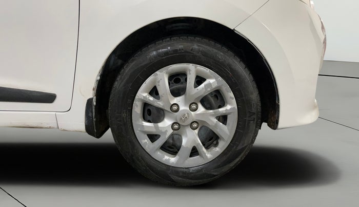 2017 Hyundai Grand i10 SPORTZ (O) 1.2 KAPPA VTVT, CNG, Manual, 86,122 km, Right Front Wheel