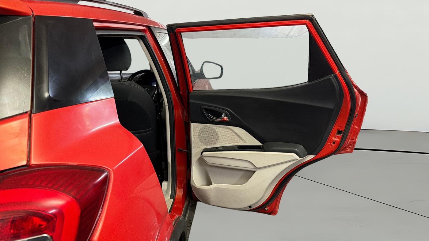 2019 Mahindra XUV300 W8 1.2 PETROL, Petrol, Manual, 1,06,801 km, RHS Rear Door