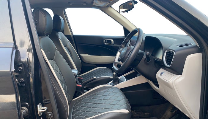 2024 Hyundai VENUE SX 1.2 PETROL, CNG, Manual, 31,232 km, Right Side Front Door Cabin