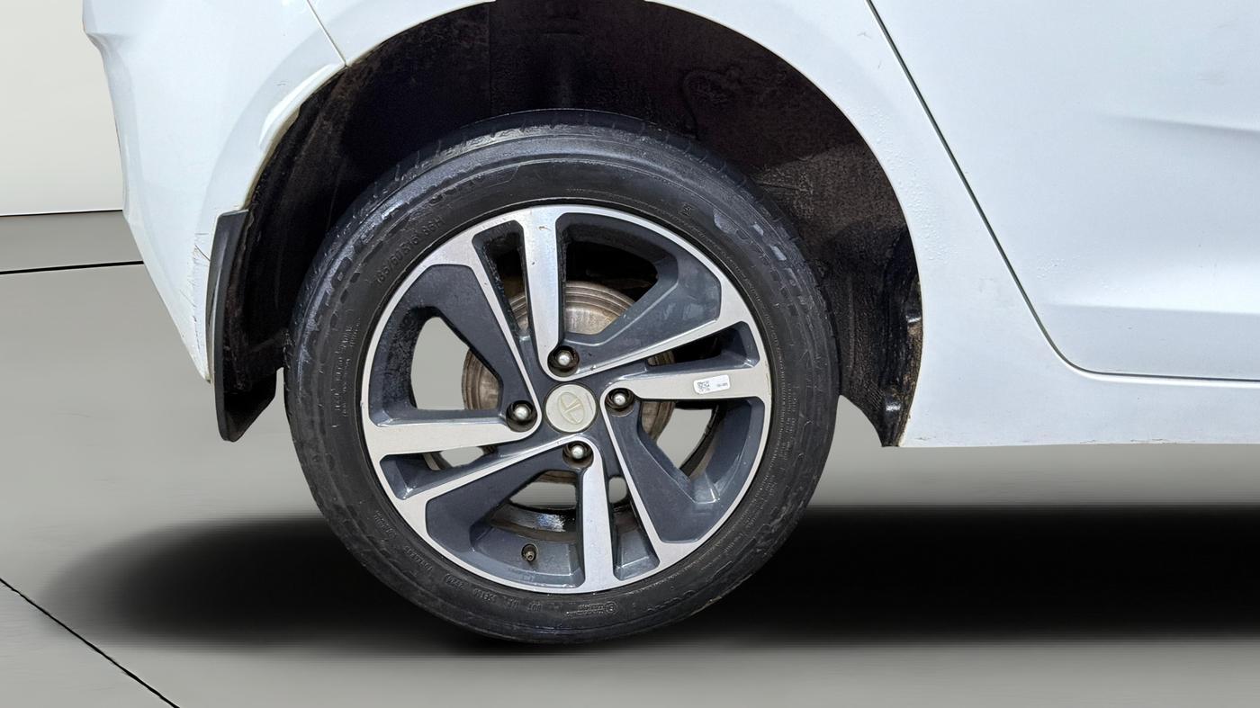 2024 Tata ALTROZ XZ Plus (S) LUX Diese, Diesel, Manual, 59,295 km, Right Rear Wheel
