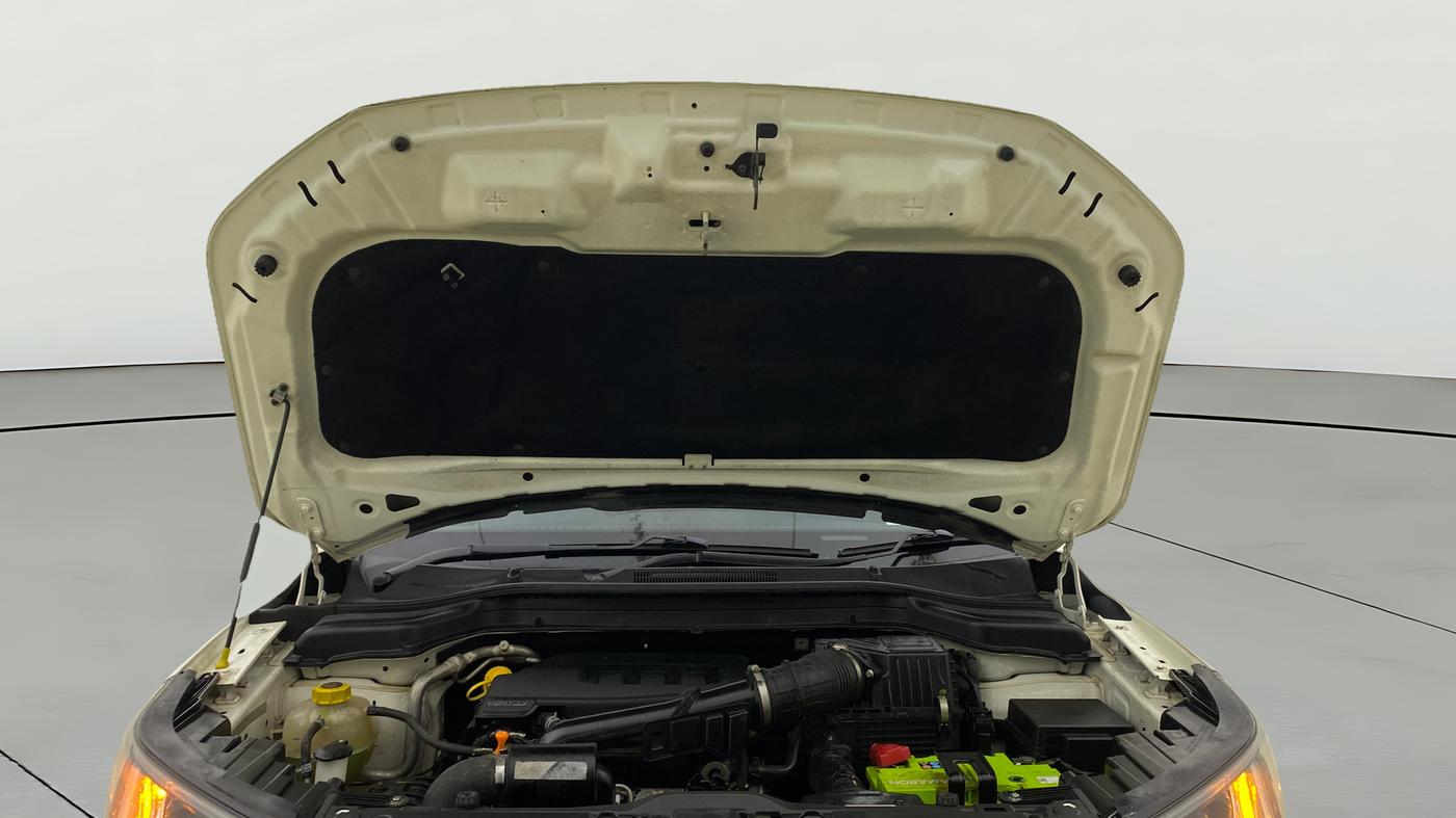 2022 Mahindra XUV300 W8 1.2 PETROL, Petrol, Manual, 62,411 km, Open Bonet