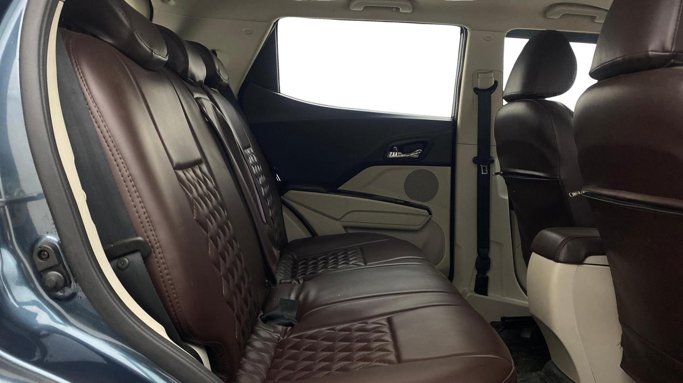 2022 Mahindra XUV300 W8(O) TURBO GDI, Petrol, Manual, 62,530 km, Right Side Rear Door Cabin