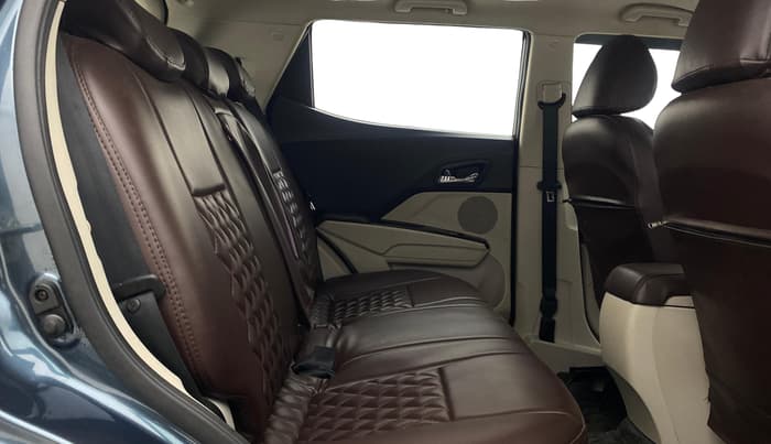 2022 Mahindra XUV300 W8(O) TURBO GDI, Petrol, Manual, 62,462 km, Right Side Rear Door Cabin