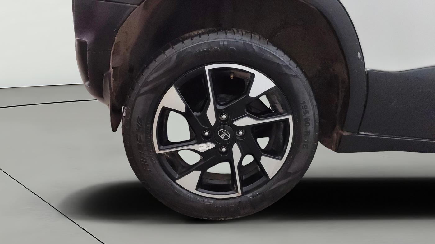 2024 Tata PUNCH CREATIVE AMT 1.2 RTN DUAL TONE, Petrol, Automatic, 9,649 km, Right Rear Wheel