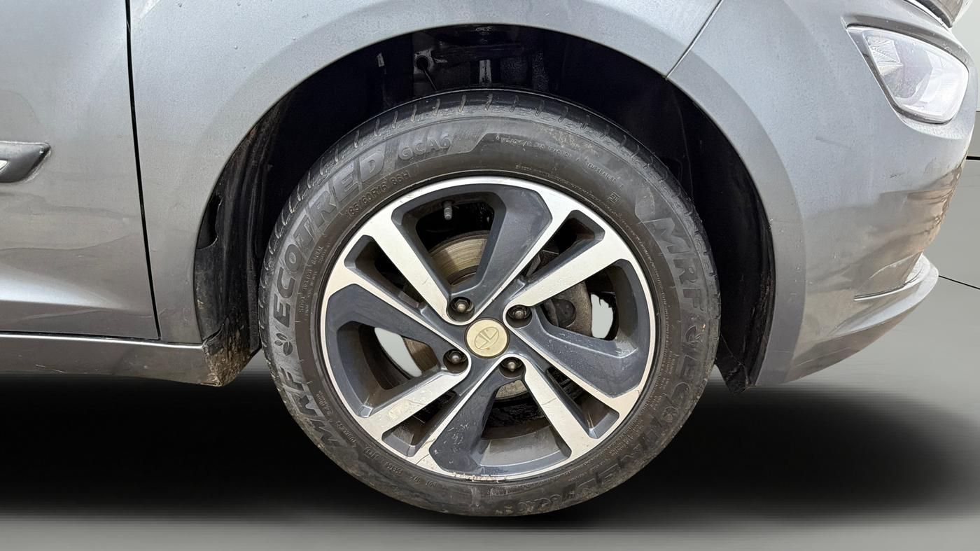 2023 Tata ALTROZ XZ CNG, CNG, Manual, 39,709 km, Right Front Wheel