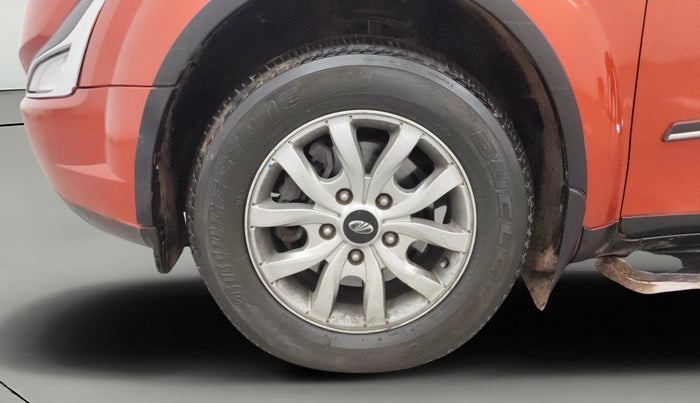 2017 Mahindra XUV500 W9, Diesel, Manual, 1,40,263 km, Left Front Wheel