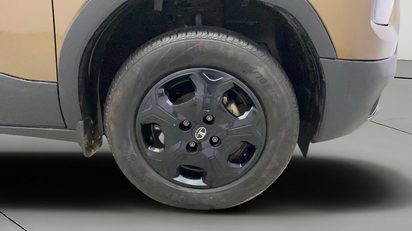 2022 Tata PUNCH ACCOMPLISHED MT, Petrol, Manual, 30,465 km, Right Front Wheel
