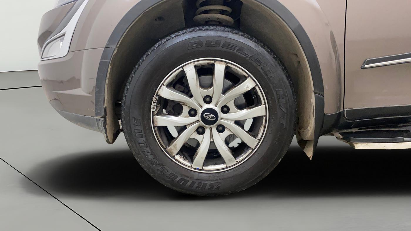2018 Mahindra XUV500 W10, Diesel, Manual, 55,972 km, Left Front Wheel