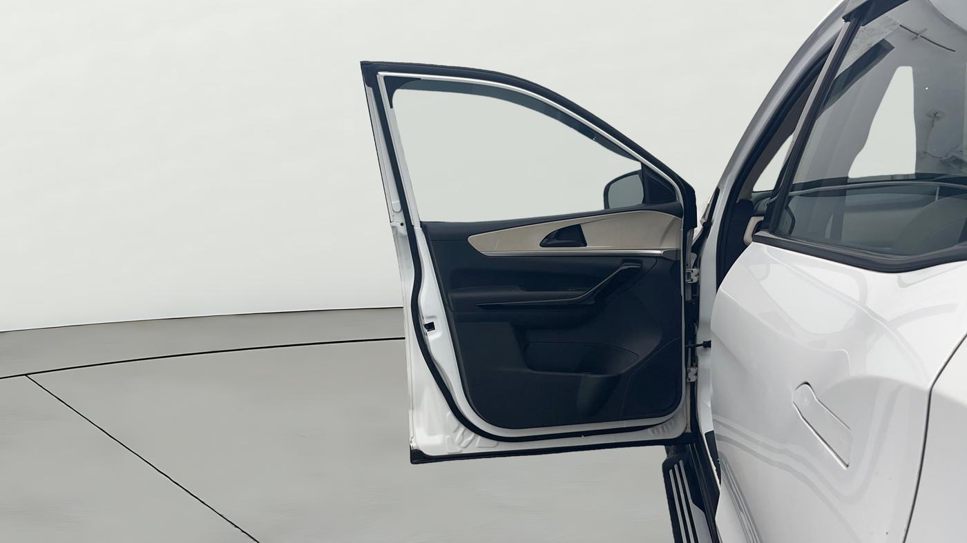 2023 Mahindra XUV700 AX 5 D AT 7 STR, Diesel, Automatic, 1,26,913 km, LHS Front Door