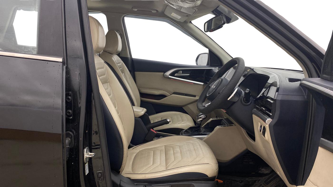 2023 KIA CARENS LUXURY PLUS 1.5 DIESEL AT 7 STR, Diesel, Automatic, 69,779 km, Right Side Front Door Cabin