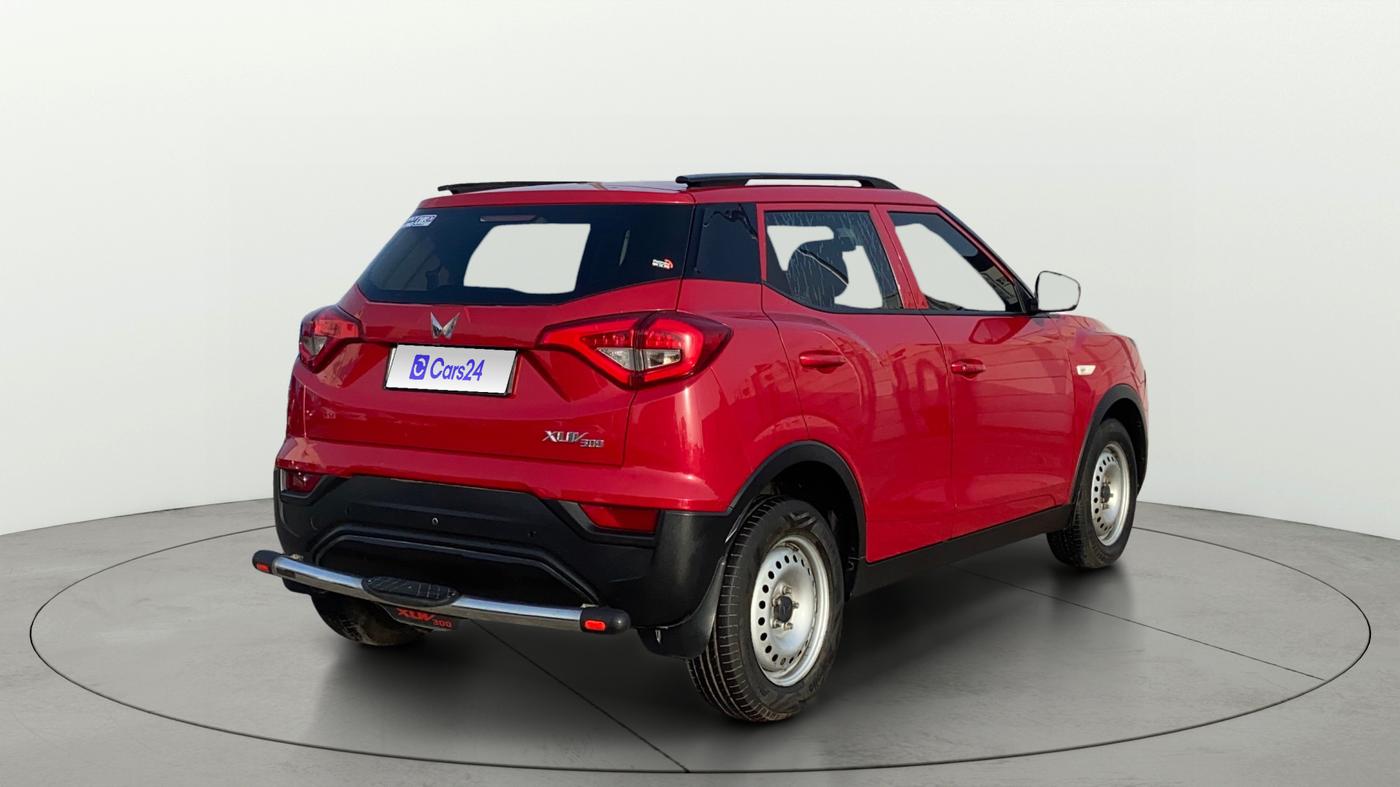 2024 Mahindra XUV300 W4 1.2 PETROL, Petrol, Manual, 49,468 km, Right Back Diagonal
