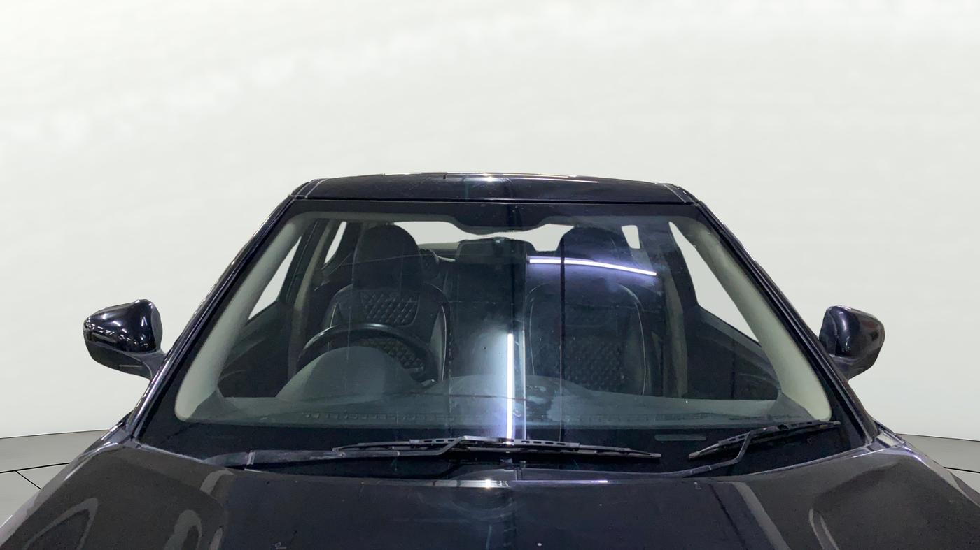 2022 Mahindra XUV300 W4 1.2 PETROL, Petrol, Manual, 26,197 km, Front Windshield