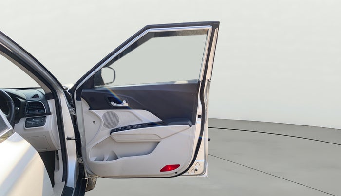 2019 Mahindra XUV300 W8 (O) 1.2 PETROL, Petrol, Manual, 66,047 km, RHS Front Door