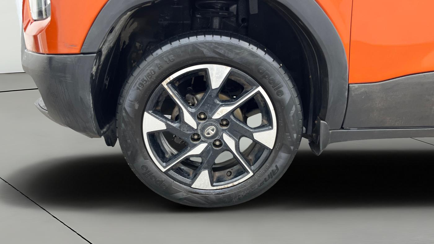 2022 Tata PUNCH CREATIVE  AMT, Petrol, Automatic, 30,558 km, Left Front Wheel