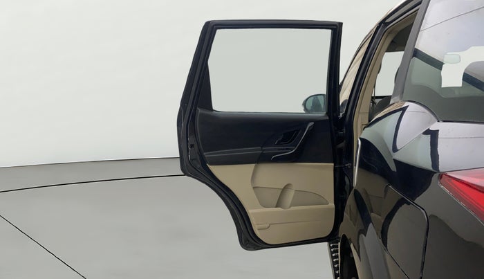 2016 Mahindra XUV500 W4, Diesel, Manual, 1,25,455 km, LHS Rear Door