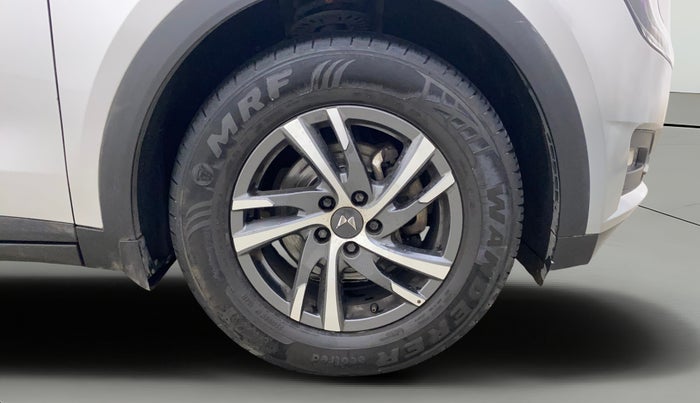 2022 Mahindra XUV700 AX 5 P AT 5 STR, Petrol, Automatic, 28,300 km, Right Front Wheel