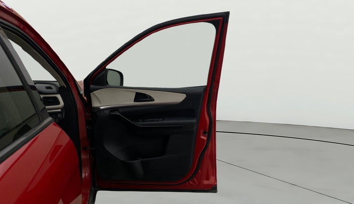 2022 Mahindra XUV700 AX 5 D MT 7 STR, Diesel, Manual, 59,650 km, RHS Front Door