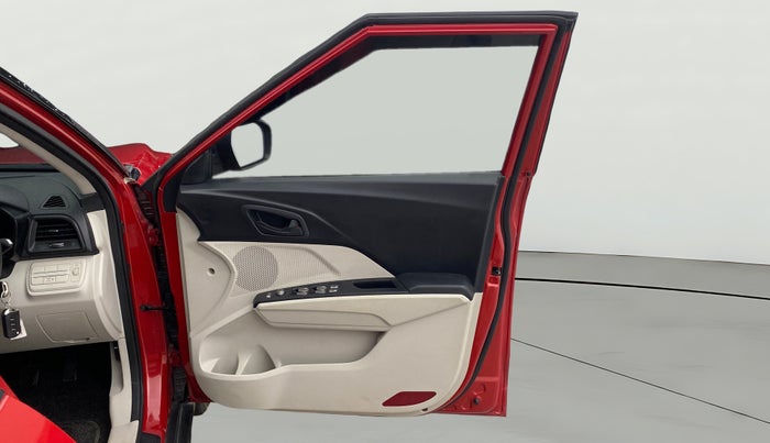 2022 Mahindra XUV300 W6 1.5 Diesel, Diesel, Manual, 50,637 km, RHS Front Door