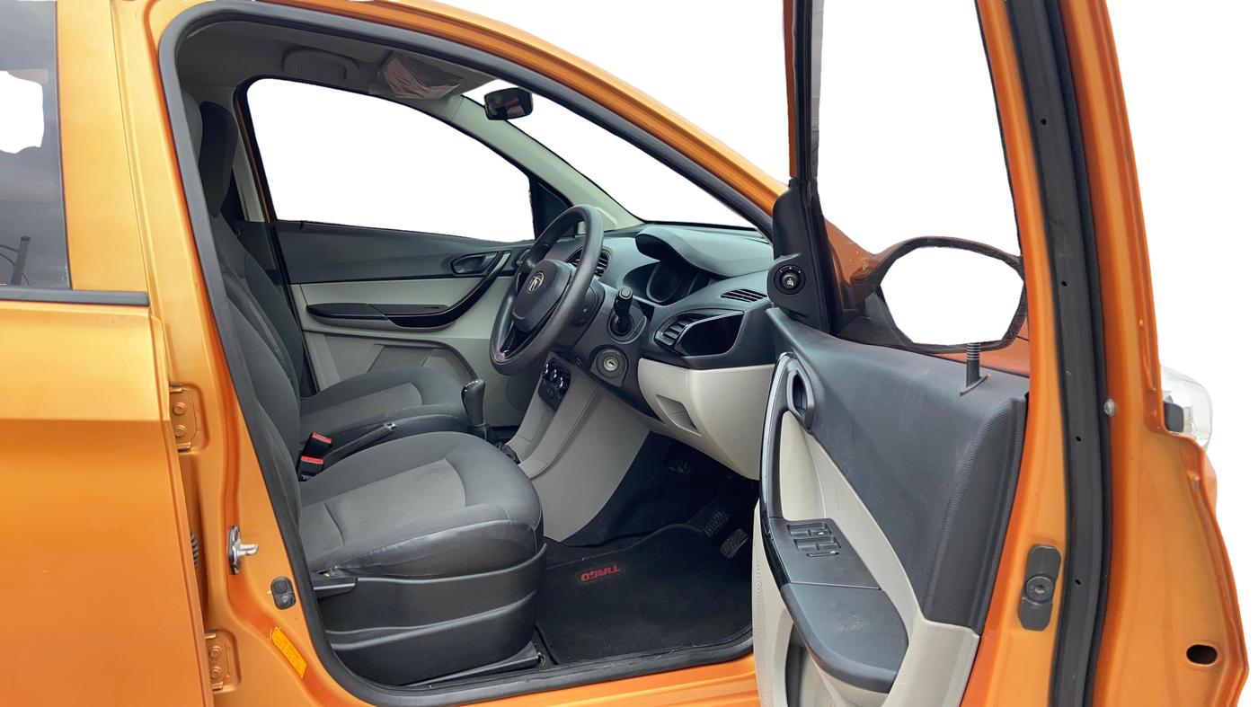 2018 Tata Tiago XT PETROL, Petrol, Manual, 42,296 km, Right Side Front Door Cabin